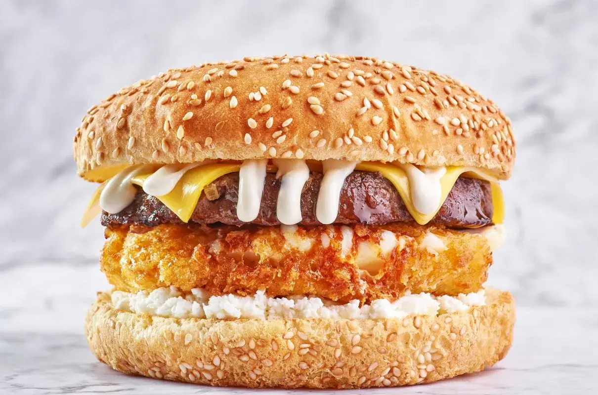 Pyszny burger z serem, kotletem i chrupiącą panierką, jakby przygotował go sam drwal z żurawiną.