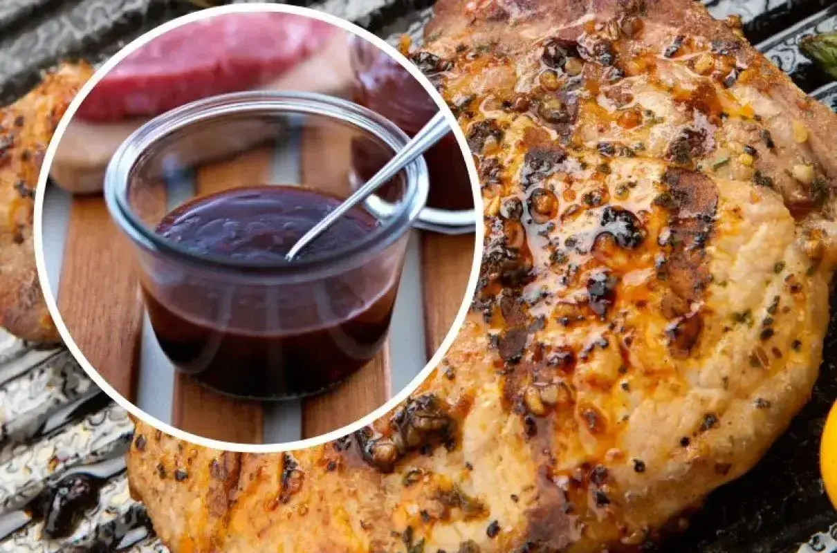 Soczysty schab z grilla, polany ciemnym sosem BBQ, czeka na degustację. Idealny na letnie popołudnie.