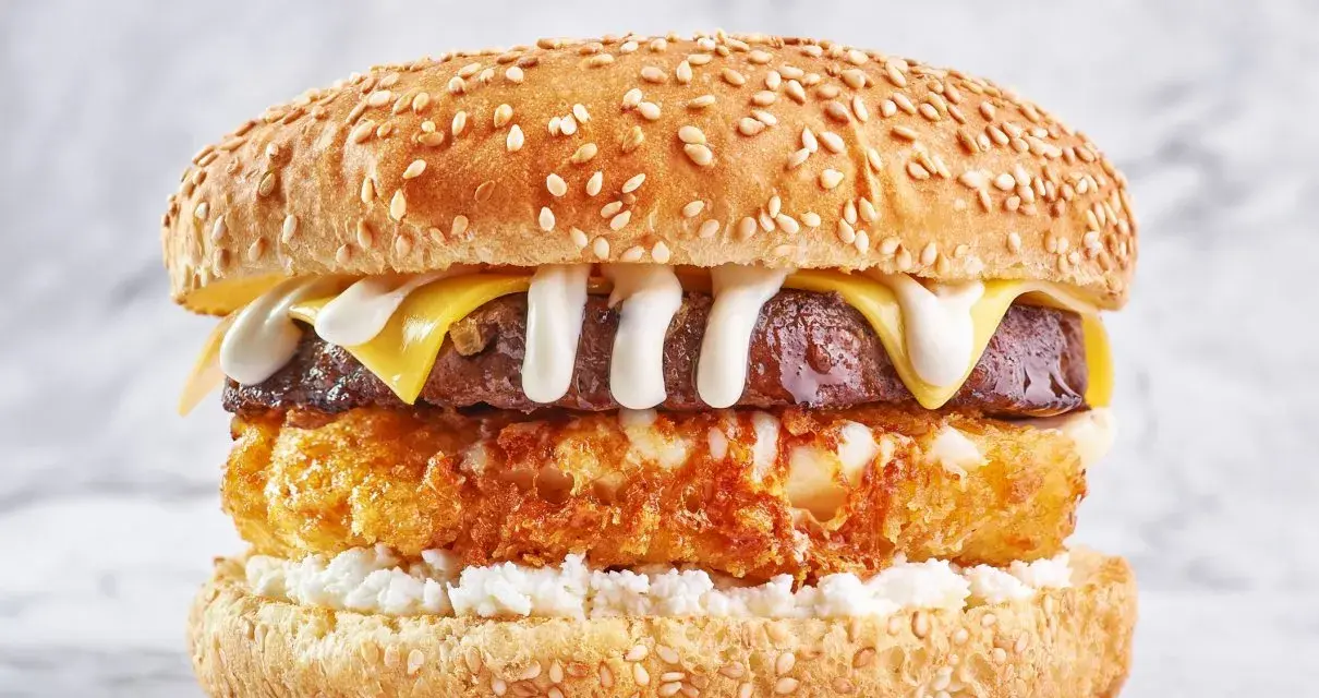 Pyszny burger z serem, kotletem i chrupiącą panierką, jakby przygotował go sam drwal z żurawiną.
