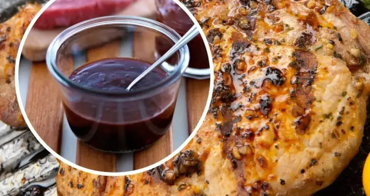 Soczysty schab z grilla, polany ciemnym sosem BBQ, czeka na degustację. Idealny na letnie popołudnie.