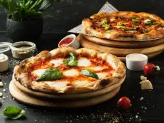 Dwa pyszne pizze, idealne na **dzień pizzy**. Jedna klasyczna Margherita, druga z warzywami i salami.