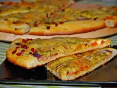 Jak zrobić pizzę? Zobacz, jak pysznie wygląda ta domowa pizza z boczkiem, cebulą i serem. Idealna na szybki obiad!
