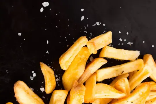 Chrupiące frytki posypane solą. Zastanawiasz się nad ziemniaki kcal? Oto pyszna przekąska.