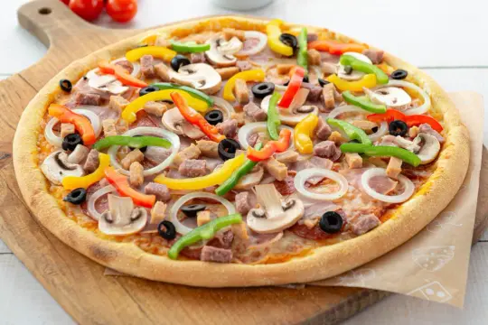 Apetyczna pizza z kolorowymi paprykami, pieczarkami, oliwkami i mięsem. Idealne składniki na pizzę, które zachwycą każdego smakosza.