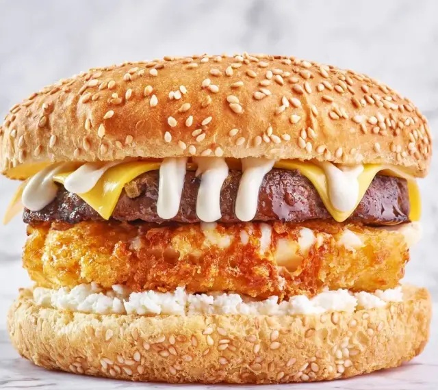 Pyszny burger z serem, kotletem i chrupiącą panierką, jakby przygotował go sam drwal z żurawiną.