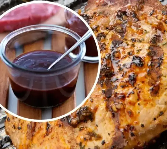 Soczysty schab z grilla, polany ciemnym sosem BBQ, czeka na degustację. Idealny na letnie popołudnie.