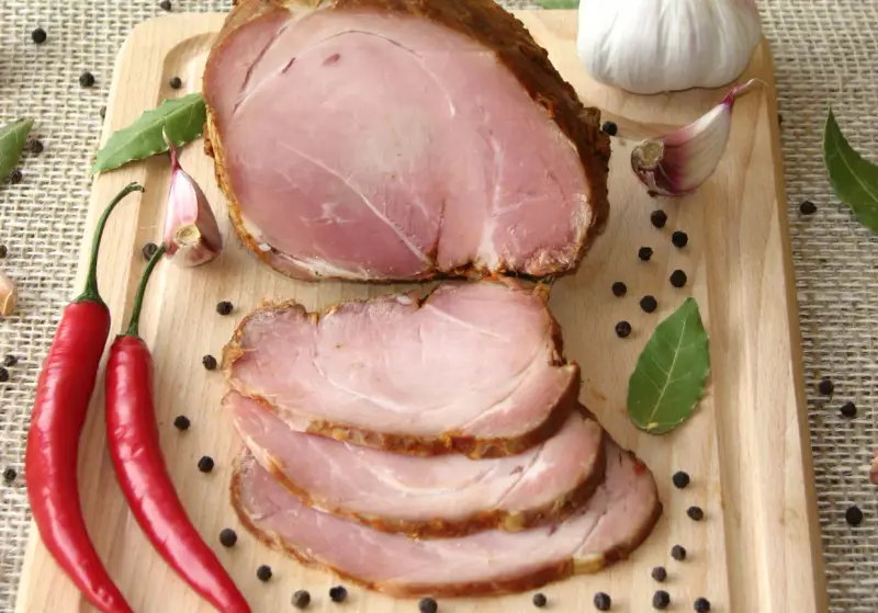 Soczyste mięso mielone z szynki wieprzowej, pokrojone w plastry, z dodatkiem papryczek chili, czarnego pieprzu i czosnku.