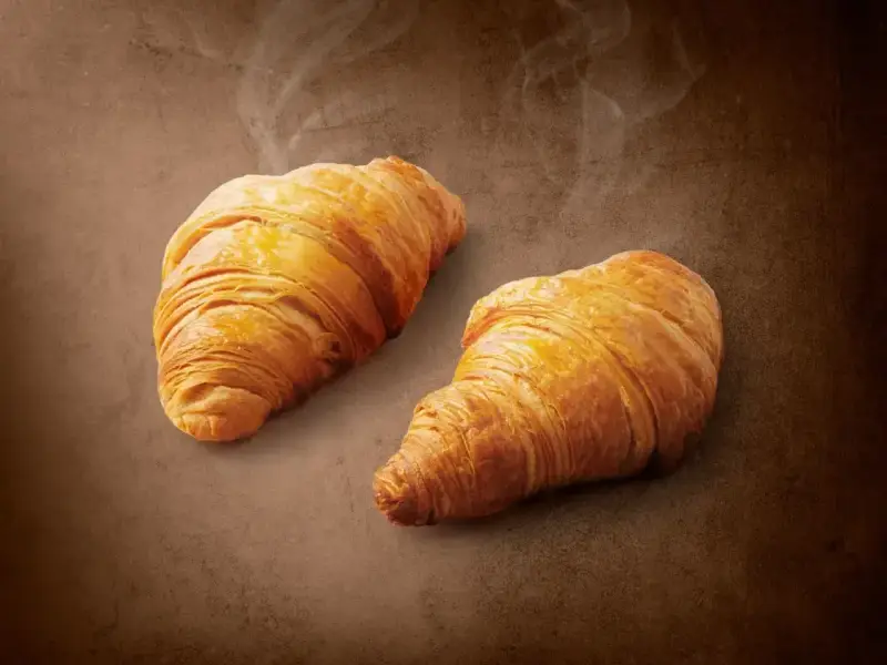Dwa świeże, parujące croissanty. Zastanawiasz się, ile kcal ma croissant?